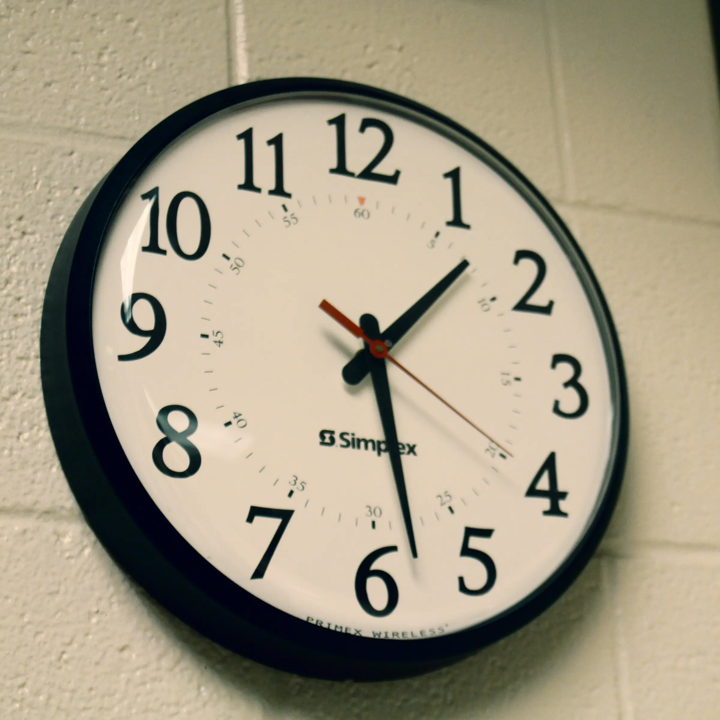Round Black Analog Wall Clock
